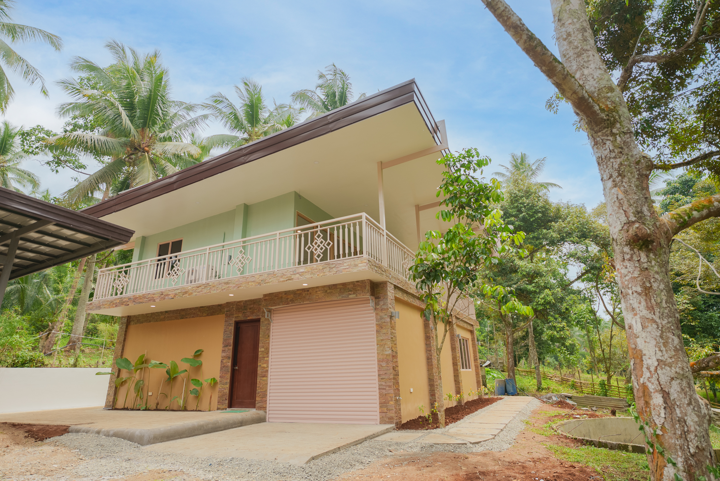 Sun, Rain, and Soil: A Self-Sufficient Tropical Home